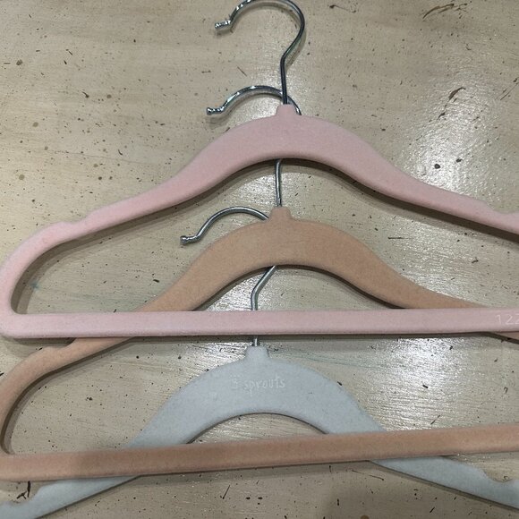 New Velvet Hangers in Packs of 15. Baby Clothing & Pet Clothing. - Picture 11 of 11